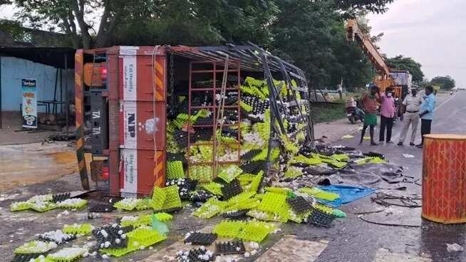 உளுந்தூர்பேட்டை அருகே லாரி கவிழ்ந்து விபத்து!