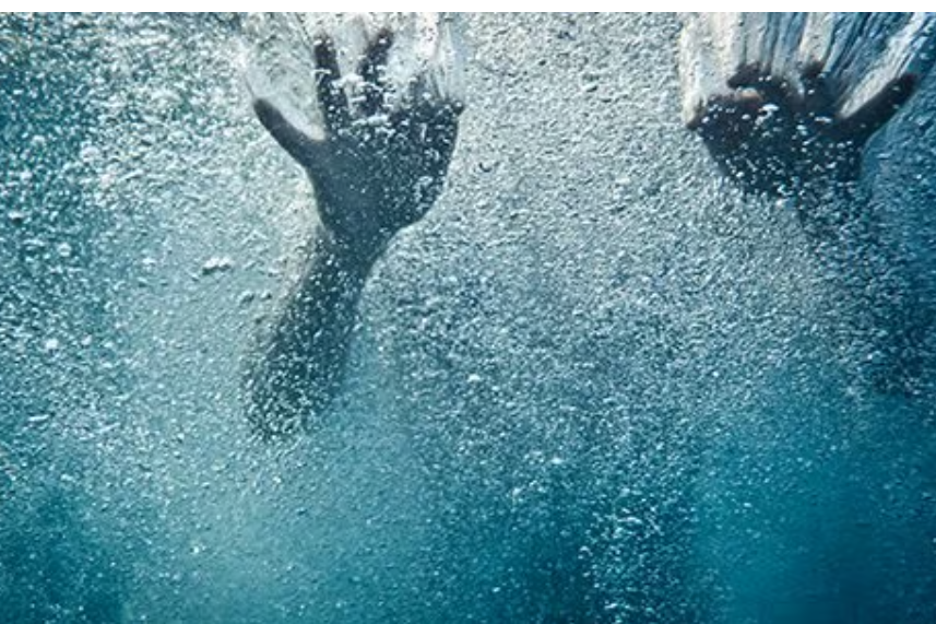 தாய் பர்த்டே பார்ட்டி... தோழிகளுடன் குடிபோதையில் நீச்சலடித்த மகள் பரிதாப மரணம்!