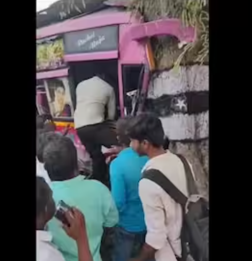 வீடியோ... டயர் வெடித்து புளியமரத்தில் மோதிய பேருந்து!! 32 பேர் படுகாயம்.. அலறித்துடித்த பயணிகள்!!