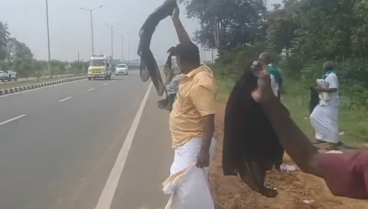 கரும்பு விவசாயிகள் திடீர் போராட்டம்... முதல்வர் ஸ்டாலின் வருகையில் கருப்புக் கொடி!