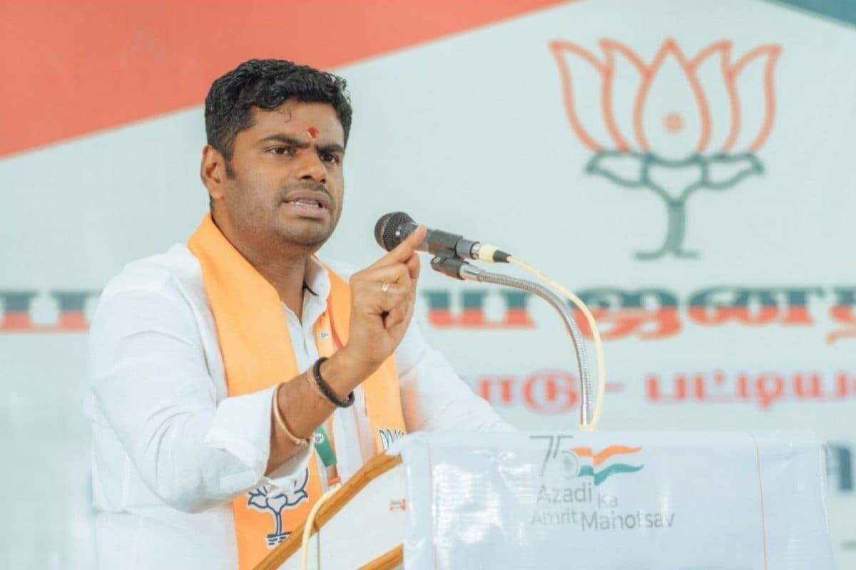 என் செருப்புக்கு கூட தகுதியற்றவர்!! அண்ணாமலை காட்டம்!! வைரலாகும் ட்வீட்!!