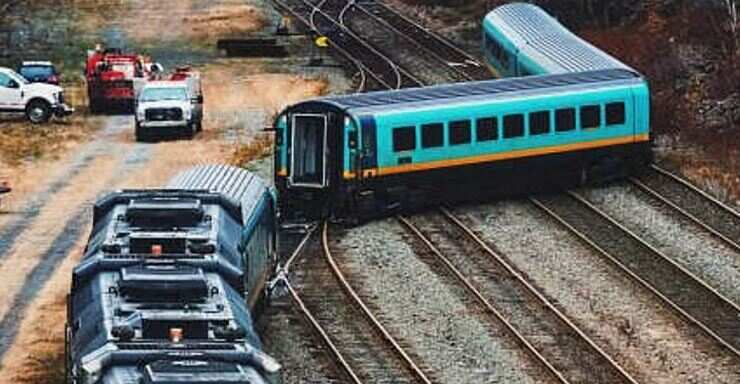 பகீர்.. எக்ஸ்பிரஸ் ரயிலில் இருந்து தனியாக கழன்று சென்ற பெட்டிகள்.. ஷாக்கான பயணிகள்!