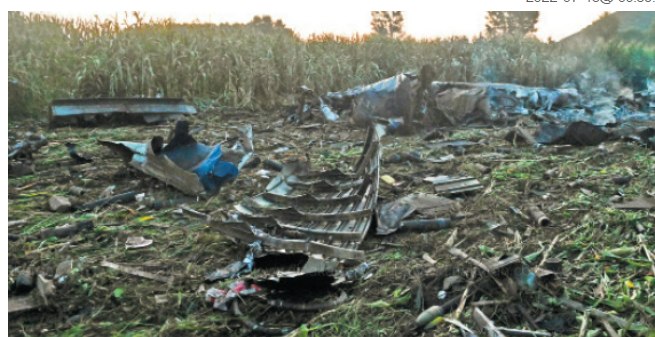 நடு வானில் வெடித்து சிதறிய விமானம்!! பயணிகள் அனைவரும் பலி!!!