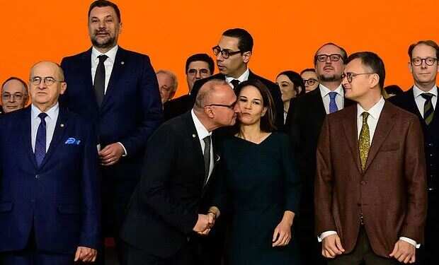 பெண் அமைச்சருக்கு முத்தமிடும் குரேஷிய அமைச்சர்.. இணையத்தில் வைரலாகும் பகீர் வீடியோ..!!