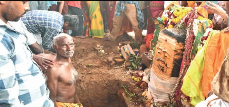 48 ஆண்டுகளுக்கு பின் மண்ணில் புதைக்கப்பட்ட எண்ணெய்க்குடம் தோண்டி எடுப்பு!