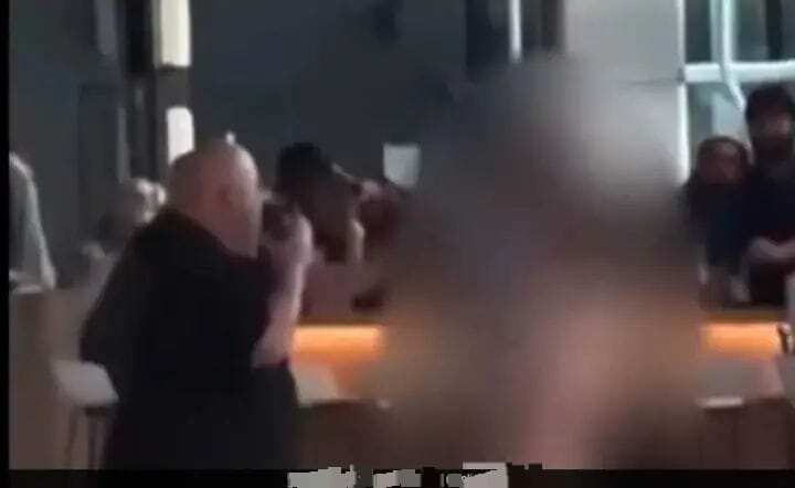 அதிர்ச்சி வீடியோ... “நான் தான் காதல் தேவதை”… ஏர்போர்ட்டுக்கு நிர்வாணமாக வந்த இளம் பெண்… !