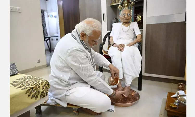 இன்று மோடியின் தாயார் ஹீராபென்னிக்கு 100வது பிறந்தநாள்!!