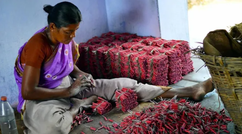 விருதுநகரில் விதிகளை மீறிய 12 பட்டாசு ஆலைகளின் உரிமம் தற்காலிகமாக ரத்து - 82 ஆலைகளுக்கு நோட்டீஸ்!
