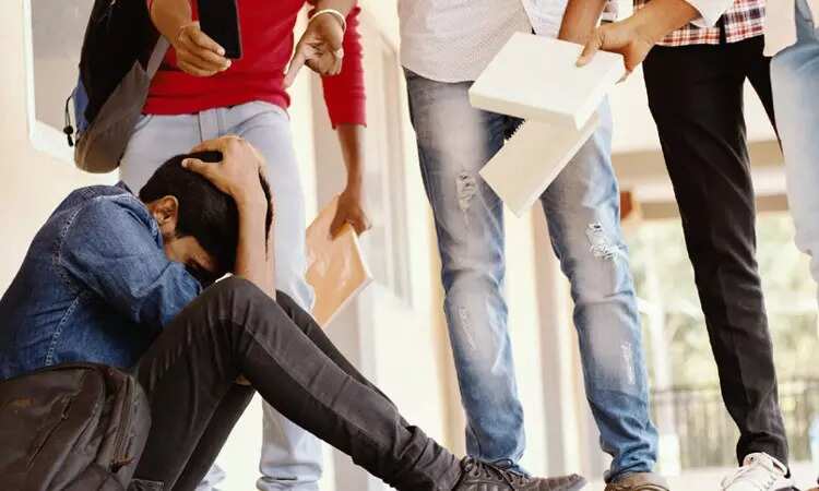 மருத்துவக் கல்லூரியில் ராகிங்... 4 சீனியர் மாணவர்கள் இடைநீக்கம்... விடுதியை விட்டே வெளியேற்றம்!