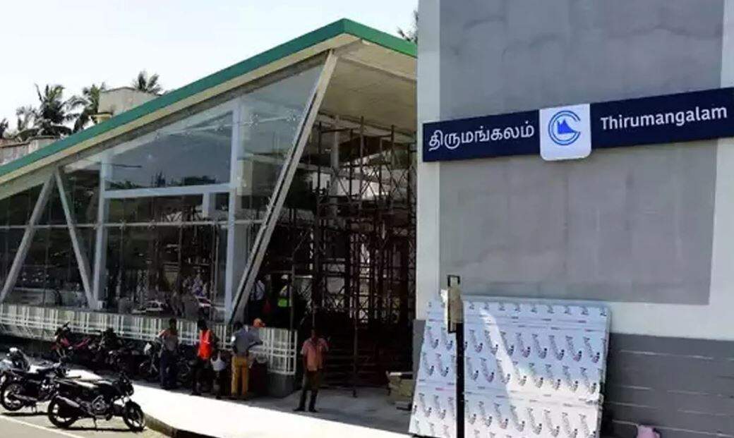 சென்னை மெட்ரோ ரயிலில் அத்துமீறல்... சினிமா பாணியில் துரத்திப் பிடித்து வெளுத்த இளம்பெண்!