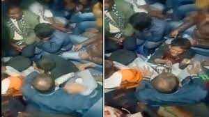 அதிர்ச்சி வீடியோ!! மொபைல் திருட்டு!! ஓடும் ரயிலில் இருந்து திருடன் கீழே தள்ளி கொலை!!