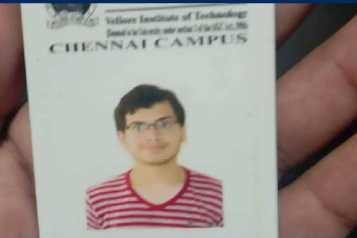 அதிர்ச்சி! கல்லூரியின் மாடியில் இருந்து குதித்து மாணவன் தற்கொலை!