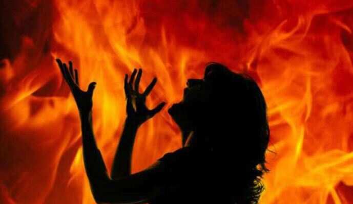 குத்துவிளக்கு ஏற்றிய போது சோகம்... சேலையில் தீப்பற்றி பெண் உடல் கருகி பரிதாப பலி!