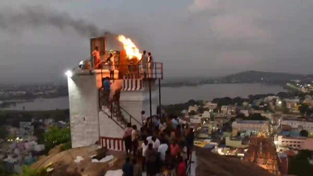 திருப்பரங்குன்றம் உச்சிப் பிள்ளையார் மண்டபத்தில்தான் தீபம்... உயர்நீதிமன்றத்தில் அரசு வாதம்!