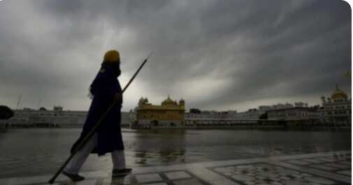 பக்தர்கள் அதிர்ச்சி... அமிர்தசரஸ் பொற்கோயிலில் புகுந்து இரும்பு கம்பியால் பக்தர்களை தாக்கிய மர்மநபர்!