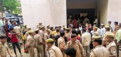 உ.பி. நெரிசல் விபத்து : சடலங்கள் குவிவதைப் பார்த்து அதிர்ச்சியில் உயிரிழந்த காவலர்!