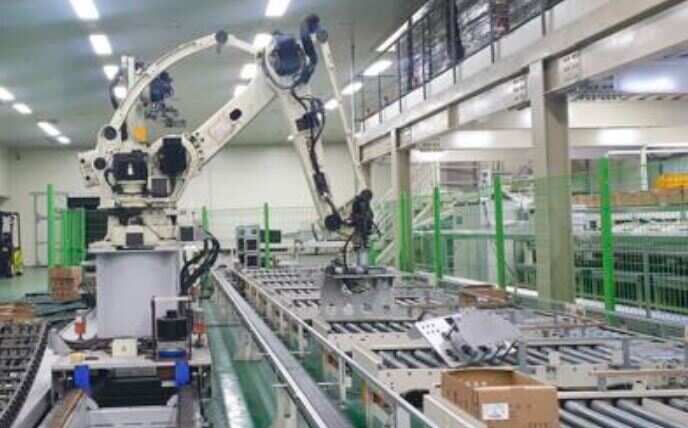 பெட்டிக்கு பதில் ஊழியரை பிடித்து அனுப்பிய ரோபோ.. அதிர்ச்சியடைந்த சக ஊழியர்கள்..!!