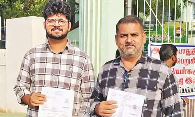 ஒரே தேர்வு அறையில் அப்பா–மகன் ... நெகிழ்ச்சி!