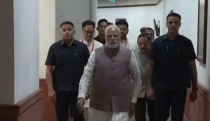 முதலில் வாக்களித்த பிரதமர் மோடி... குடியரசு துணைத் தலைவர் தோ்தல் வாக்குப்பதிவு தொடக்கம்!