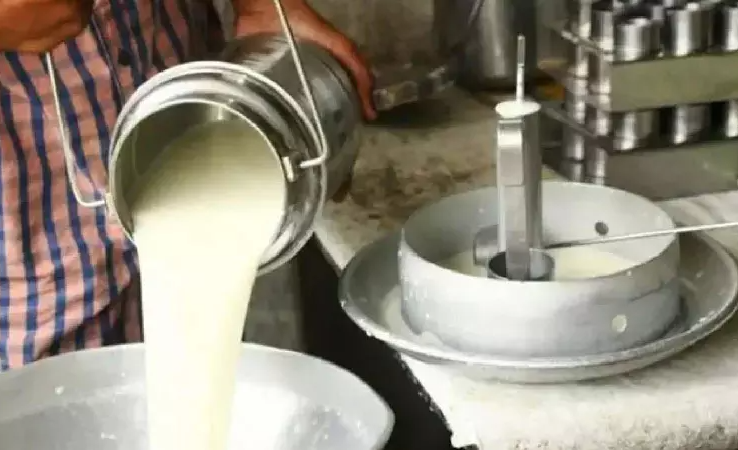 அடுத்த அதிர்ச்சி... நாளை முதல் பால் விலை உயர்வு - இல்லத்தரசிகள் கவலை!