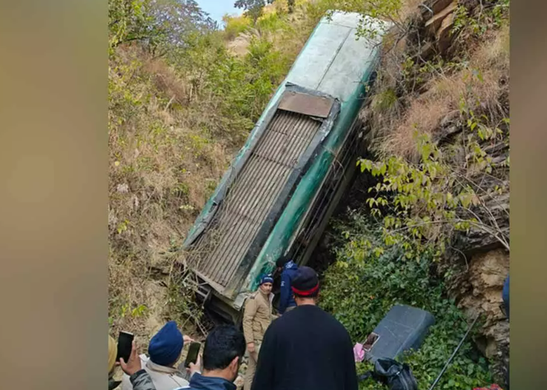 பள்ளத்தாக்கில் பேருந்து கவிழ்ந்து 6 பேர் பலி!