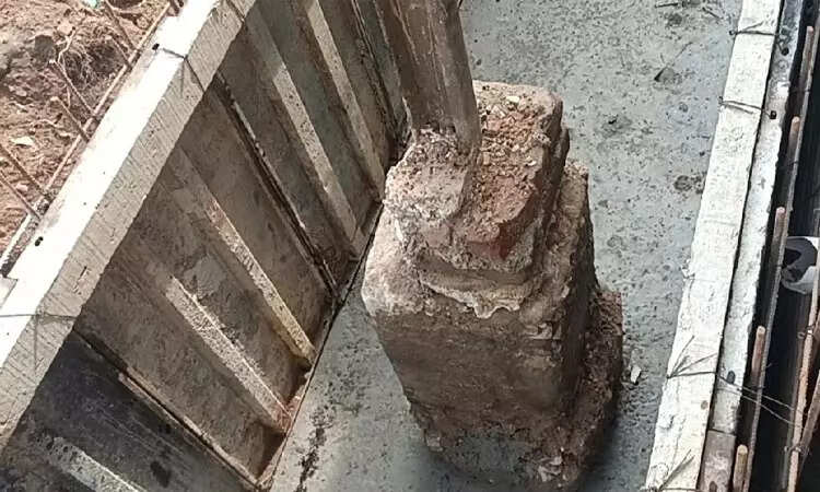 அதிர்ச்சி!! கழிவுநீர் கால்வாய்க்கு உள்ளே மின்கம்பம்!!