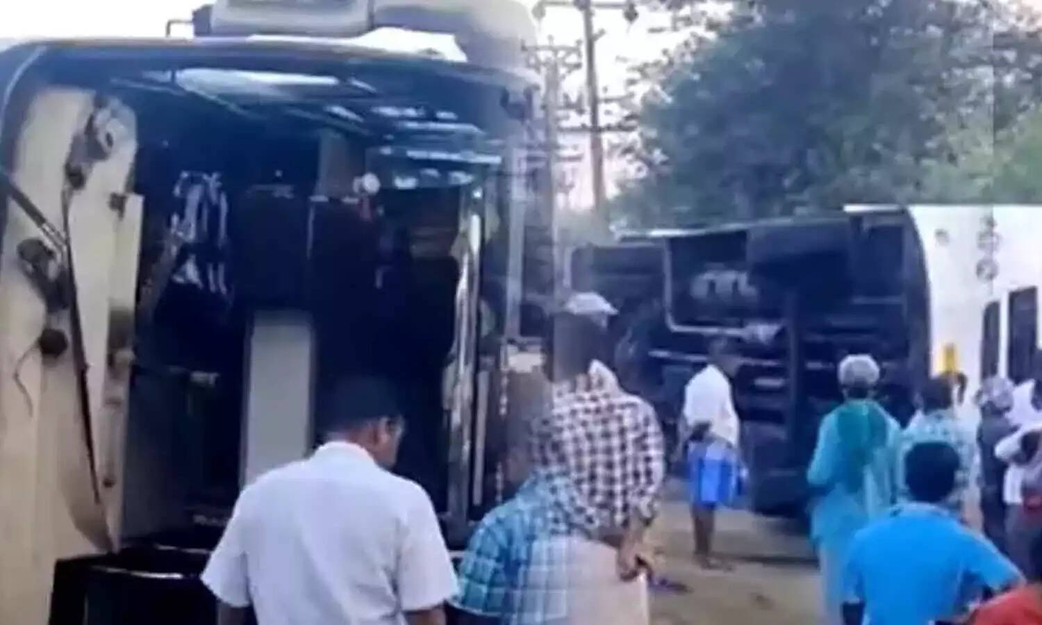 அதிகாலையில் அதிர்ச்சி... தலைகீழாக கவிழ்ந்த சுற்றுலா பேருந்து... துடிதுடித்த பலியான 2 பேர்! 40 பேர் படுகாயம்!