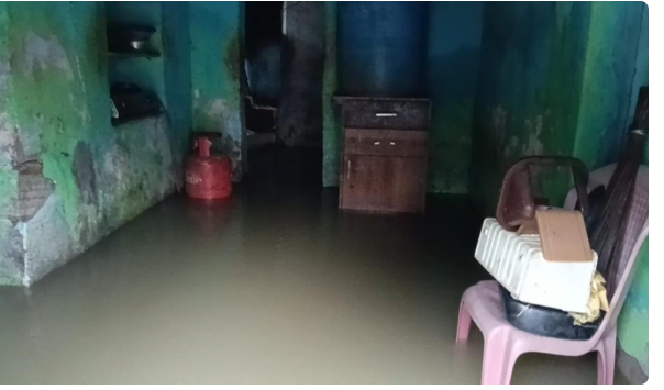 வீடுகளுக்குள் புகுந்த மழைநீர் ... மக்களின் இயல்பு வாழ்க்கை முற்றிலும் பாதிப்பு!