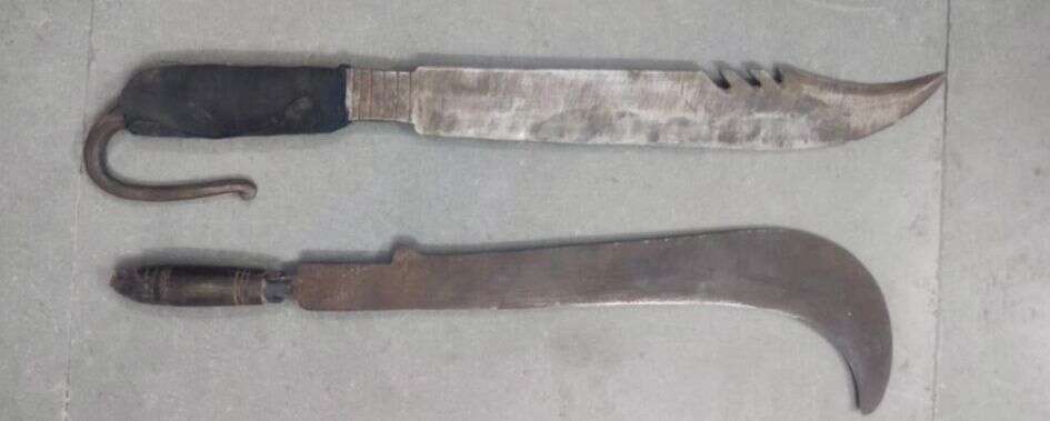 தூத்துக்குடியில் பரபரப்பு... பட்டாக்கத்தியுடன் வலம் வந்த 2பேர் கைது!