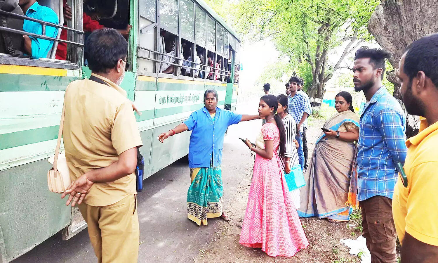 ஓடும் பேருந்தில் தான் ஏறுவோம்.. கல்லூரி மாணவர்கள் அட்டகாசம்!!