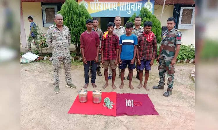 சத்தீஷ்காரில் 4 நக்சலைட்டுகள் கைது...10 கிலோ வெடிமருந்து பறிமுதல்!