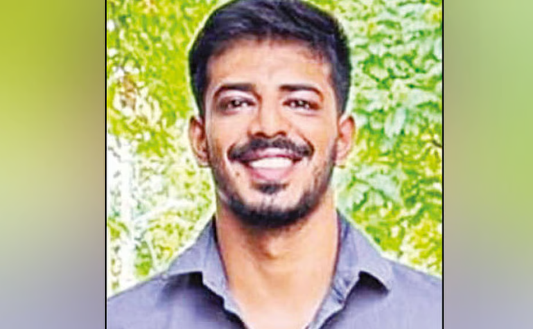 அழைப்பிதழ் கொடுக்கச் சென்றபோது சோகம்... பைக்கில் சென்ற புதுமாப்பிள்ளை வேன் மீது மோதி பலி!