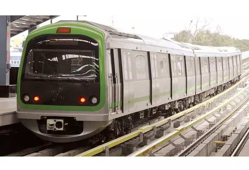 வாட்ஸ்-அப் மூலமாக மெட்ரோ ரெயில் டிக்கெட்! முதல் நாளில் 1,699 பேர் பயணம்!