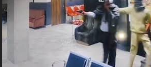 மருத்துவமனை, வணிக வளாகத்தில் துப்பாக்கிச் சூடு... போலீஸ் மோதலில் 3 பேர் கைது!