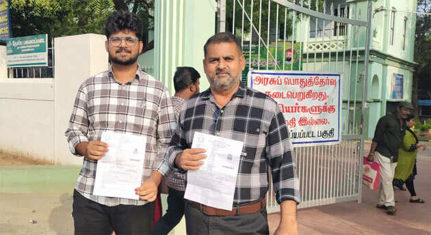 ஆசிரியர் தகுதித் தேர்வில் ருசிகரம்... ஒரே அறையில் தந்தையும் மகனும் தேர்வெழுதினர்!