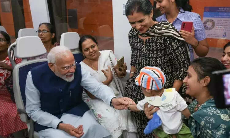 வைரல் வீடியோ... மெட்ரோ ரயிலில் மோடிக்கு பிறந்தநாள் பாட்டு!!