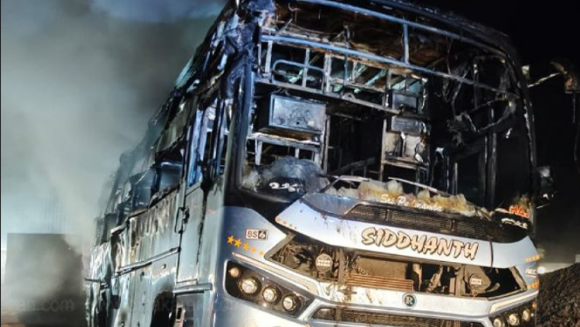 அதிகாலையில் அதிர்ச்சி… மின்கம்பத்தில் மோதி தீப்பற்றி எரிந்த பேருந்து…!