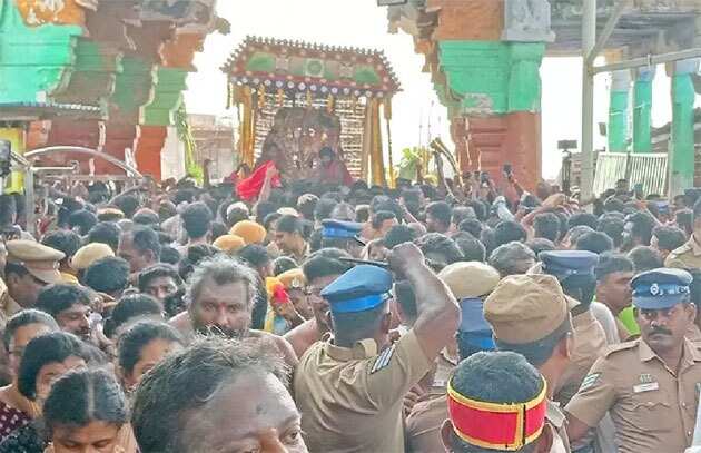 திருச்செந்தூரில் 12ம் தேதி தேரோட்டம் ... வெட்டிவேர் சப்பரத்தில் எழுந்தருளிய ஆறுமுகப்பெருமான்!