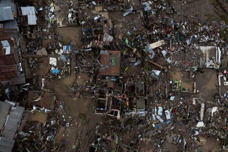 பிலிப்பைன்ஸை புரட்டிப் போட்ட கல்மேகி... சூறாவளி தாக்கி 140 பேர் பலி; பலர் படுகாயம்!