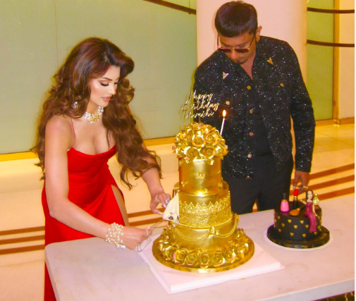 லெஜண்ட்’ அண்ணாச்சியின் ஹீரோயின் பிறந்தநாளுக்கு தங்கத்தில் ரூ.3 கோடிக்கு பிறந்த நாள் கேக்... வைரலாகும் வீடியோ!