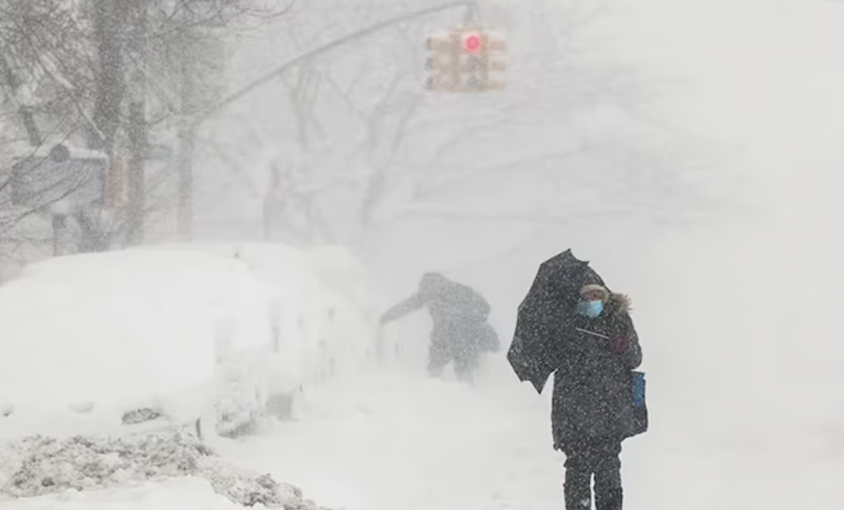 அமெரிக்காவில் வரலாறு காணாத பனிப்புயல்.. மக்கள் வீடுகளில் முடங்கி, விமான சேவை பாதிப்பு!