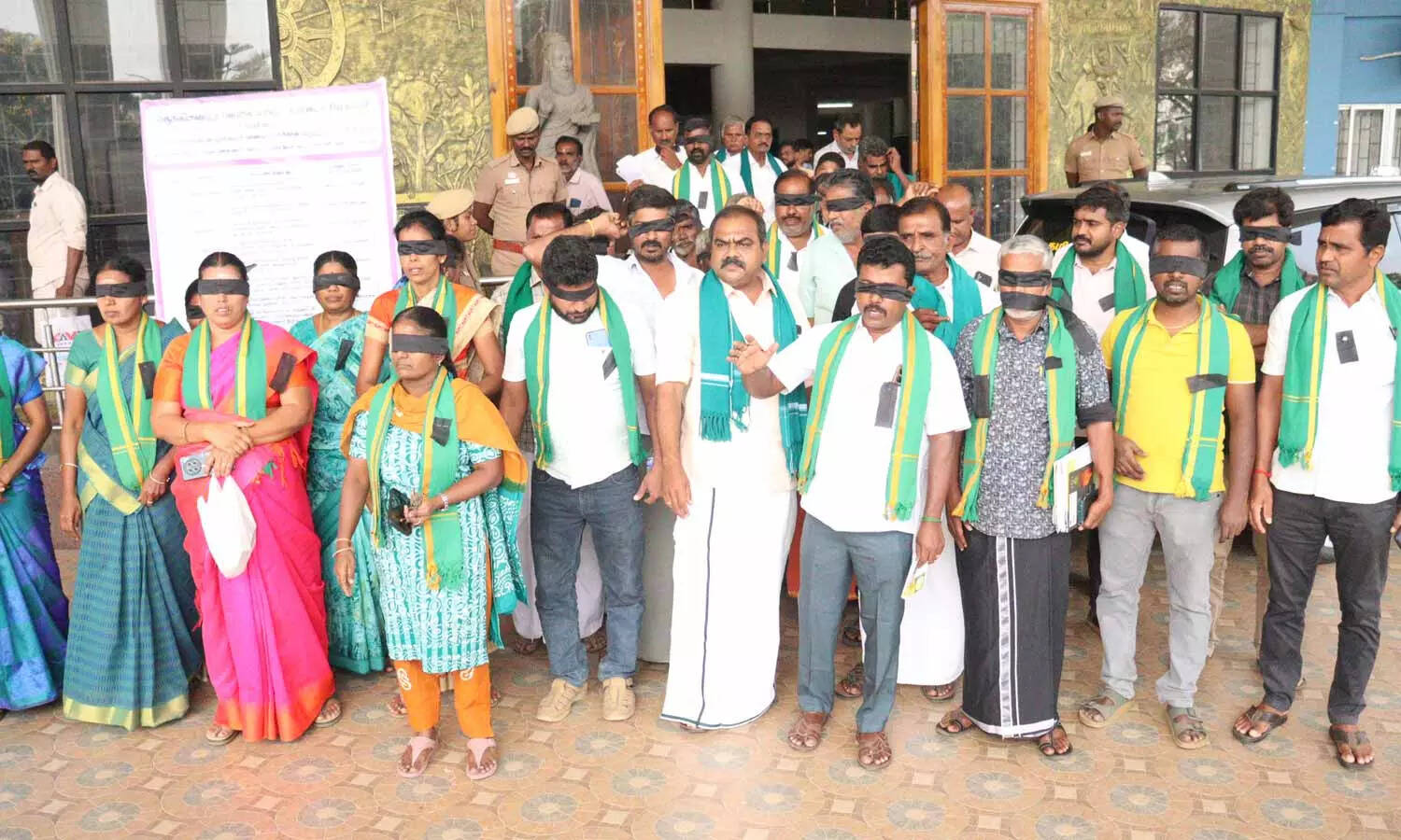 கருப்பு துணியுடன் வந்த விவசாயிகள்… கலெக்டர் அலுவலகத்தில் பரபரப்பு!
