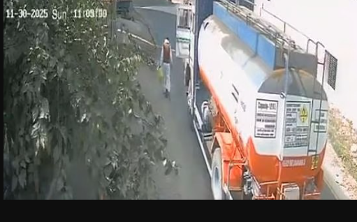 டேங்கர் லாரி சக்கரங்களில் சிக்கி சாலையில் நடந்தவர் பலி... பகீர் சிசிடிவி காட்சி !