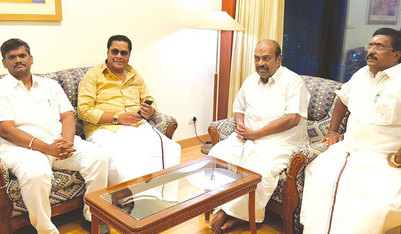 உடைகிறதா திமுக - காங்கிரஸ் கூட்டணி... நாளையுடன் முடியும் வேட்புமனுத் தாக்கல்... இன்னும் புதுவையில் தொகுதி பங்கீடு இழுப்பறி!