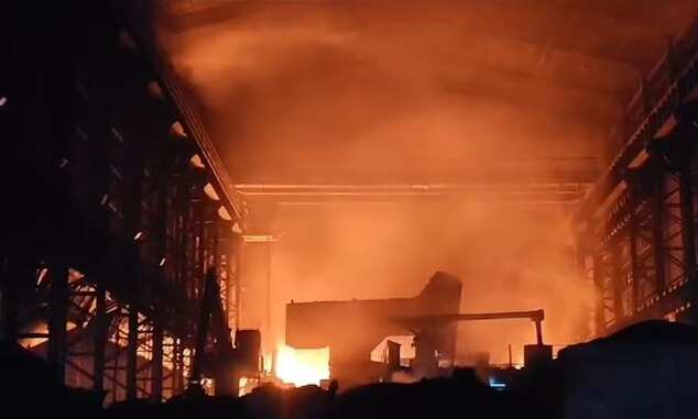 வெடித்து சிதறிய இயந்திரங்கள்.... இரும்பு தொழிற்சாலையில் பயங்கர தீவிபத்து!