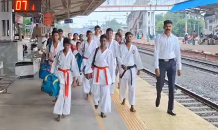 கராத்தே போட்டியில் பதக்கம் வென்ற மாணவர்களின் பை ரயிலில் திருட்டு!