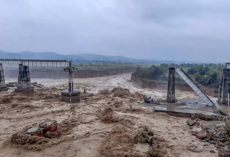 கனமழையால் 22 பேர் பலி!! பலர் மாயம்!! வடமாநிலங்களில் தொடரும் சோகம்!!