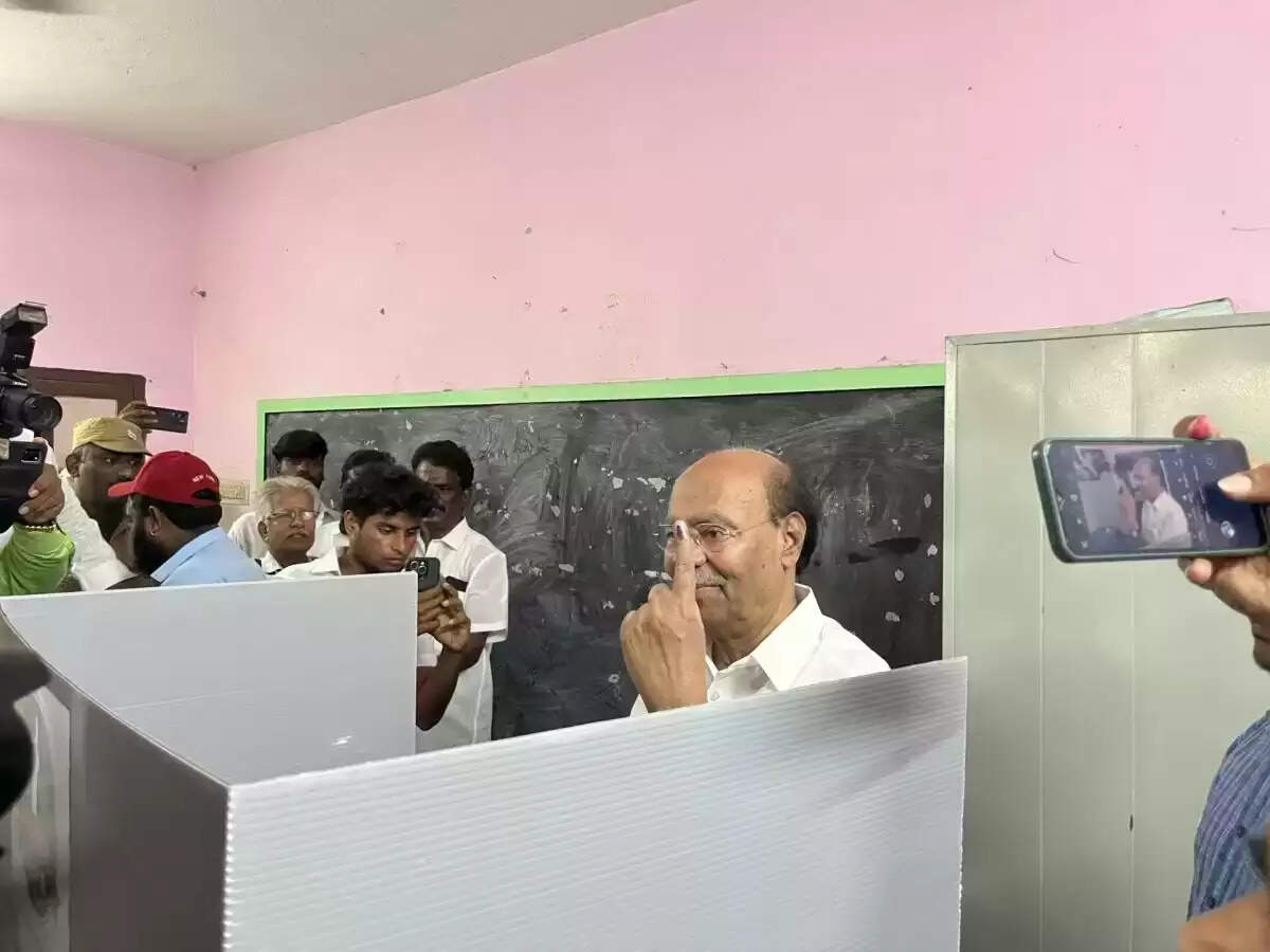 காசே தான் கடவுளடா... வாக்களித்த பின் பாமக நிறுவனர் ராமதாஸ்!