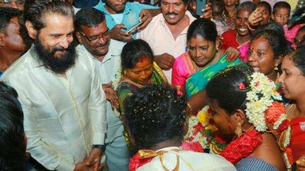 குவிந்த ரசிகர்கள்!! வீட்டு பணிப்பெண் இல்லத் திருமண விழாவில் சியான் விக்ரம்!!