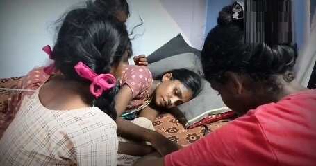 எங்க அம்மாவை மீட்டுத் தாங்க!! ஆக்சிஜன் சிலிண்டரில் சுவாசிக்கும் தாயுடன் 4 மகள்கள் பாசப்போராட்டம்!!